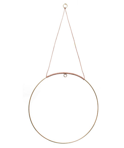 Halo-KajaSkytte-Brass-Leather-Hanging-Decoration-Mobile-Plantehænger-Messing-DanishDesign-Copenhagen-den perfekte gave-the perfect gift-cousin-brother-sister-creative-be creativ-kreativ gaveidé-idé-gave-kreativ-din egen måde-your own way-okay-tilbehør-planteplanet-plant planet-plant bowl-kaktus i kugle-kokosmalm-kokoshalm-konfirmationsgave-konfirmationsdesign-design til hende-gave til hende-hende der har alt-personlig-personlig gave